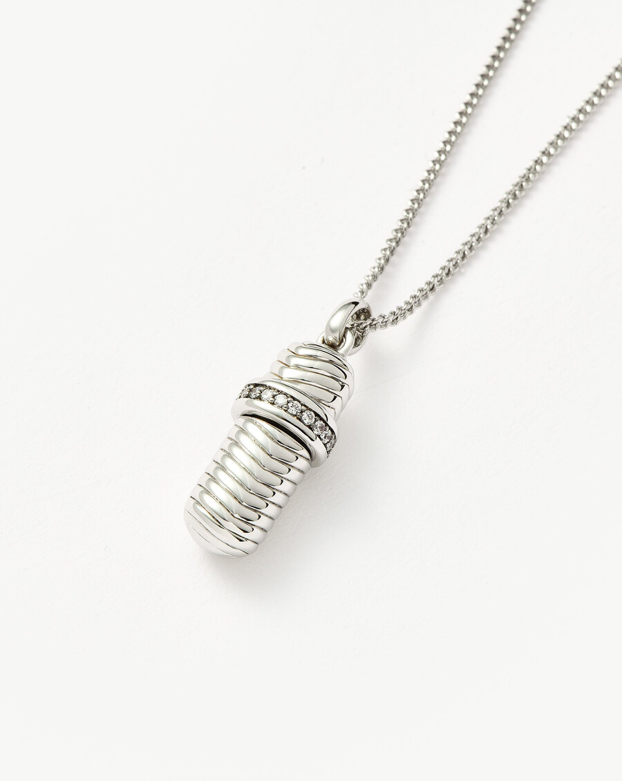 collar colgante de plata con mensaje en una botella