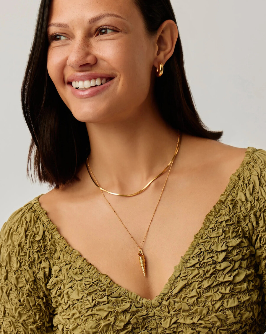 collar con colgante de cresta de concha