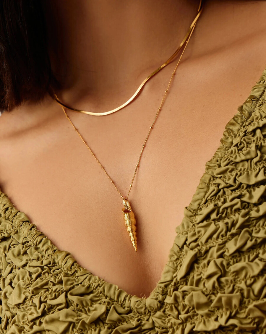 collar con colgante de cresta de concha