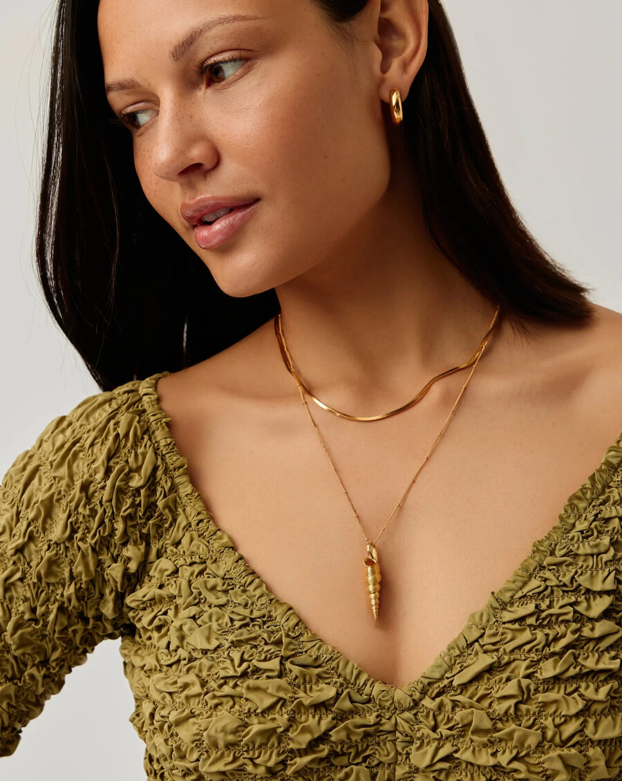 collar con colgante de cresta de concha