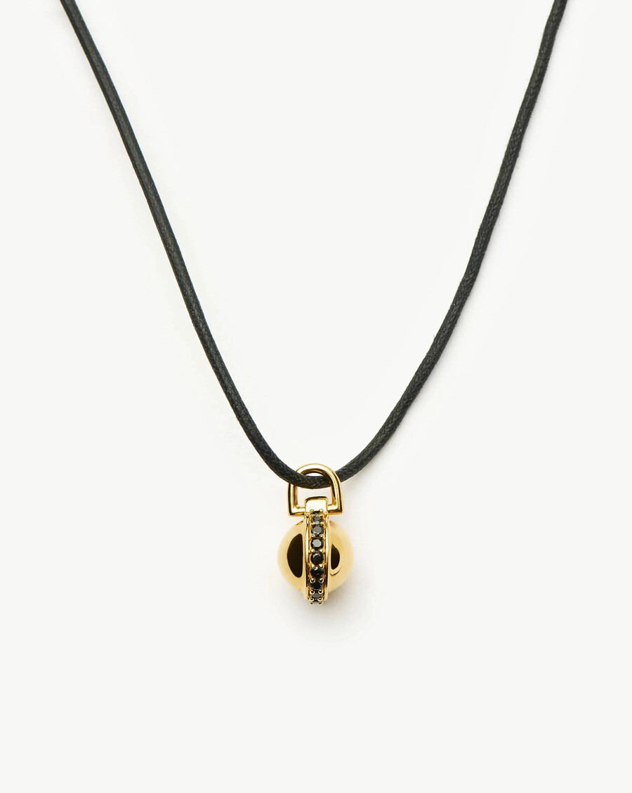collar de cordón con colgante de piedra preciosa orbe