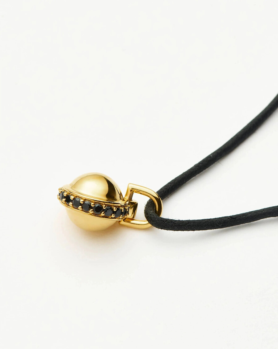 collar de cordón con colgante de piedra preciosa orbe
