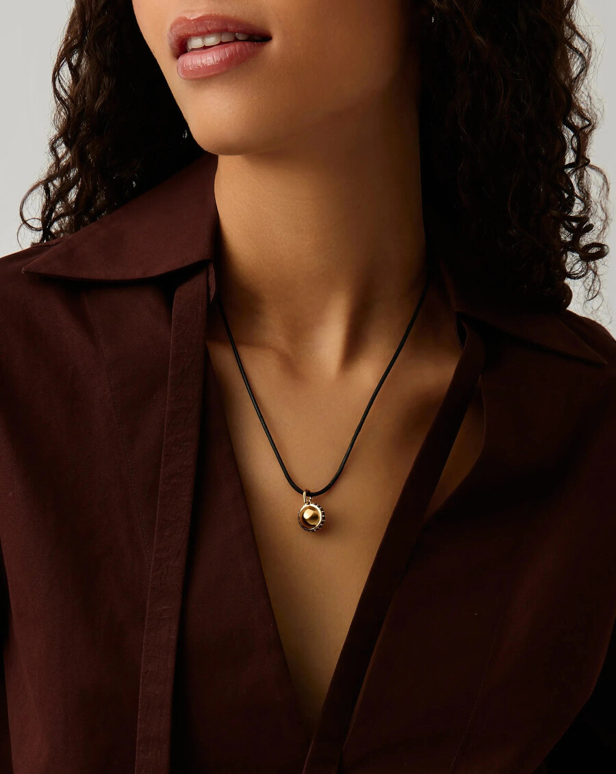 collar de cordón con colgante de piedra preciosa orbe