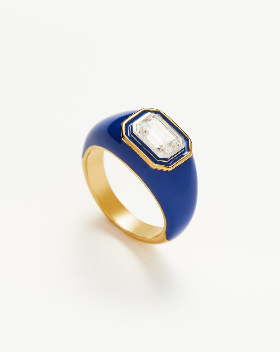anillo con diseño de cúpula de esmalte y piedra