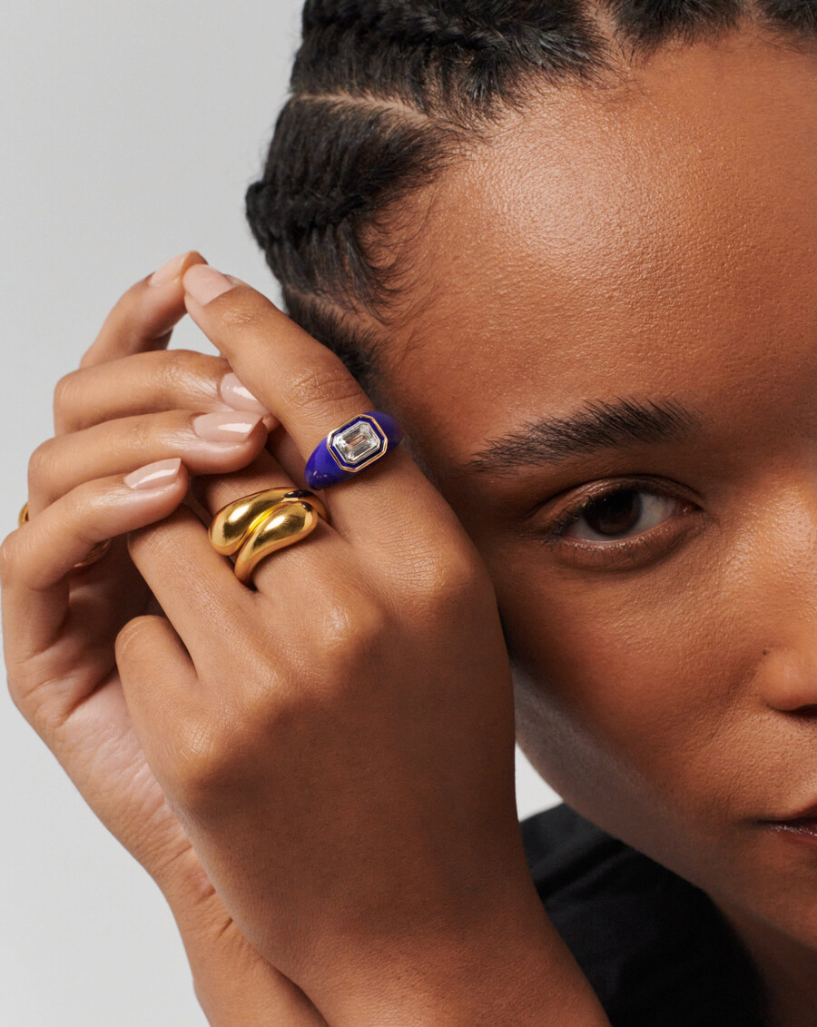 anillo con diseño de cúpula de esmalte y piedra
