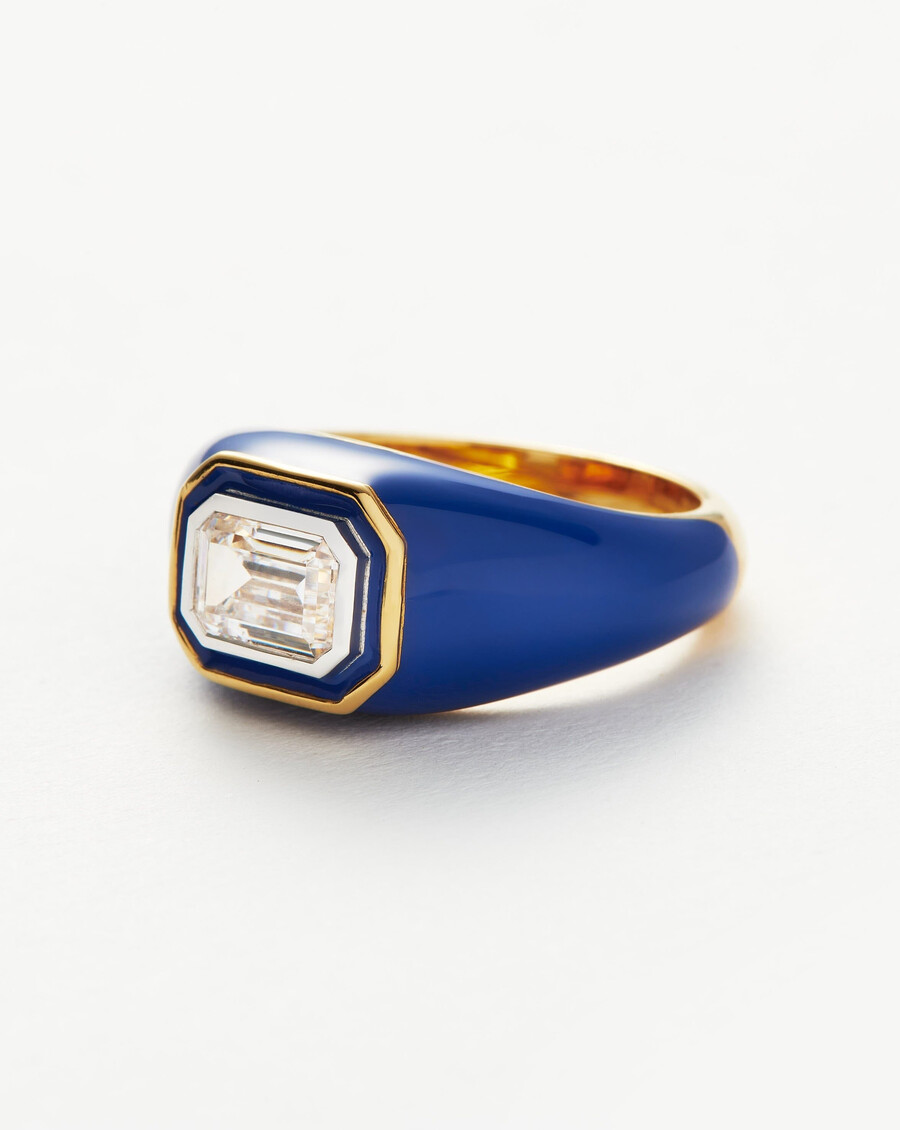 anillo con diseño de cúpula de esmalte y piedra