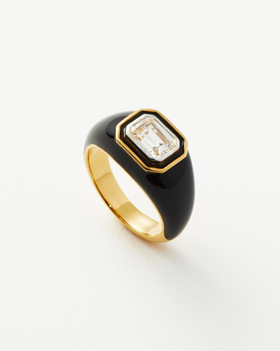 anillo con diseño de cúpula de esmalte y piedra
