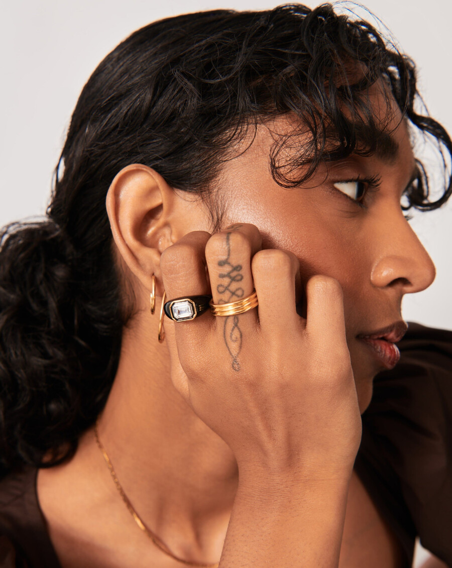 anillo con diseño de cúpula de esmalte y piedra