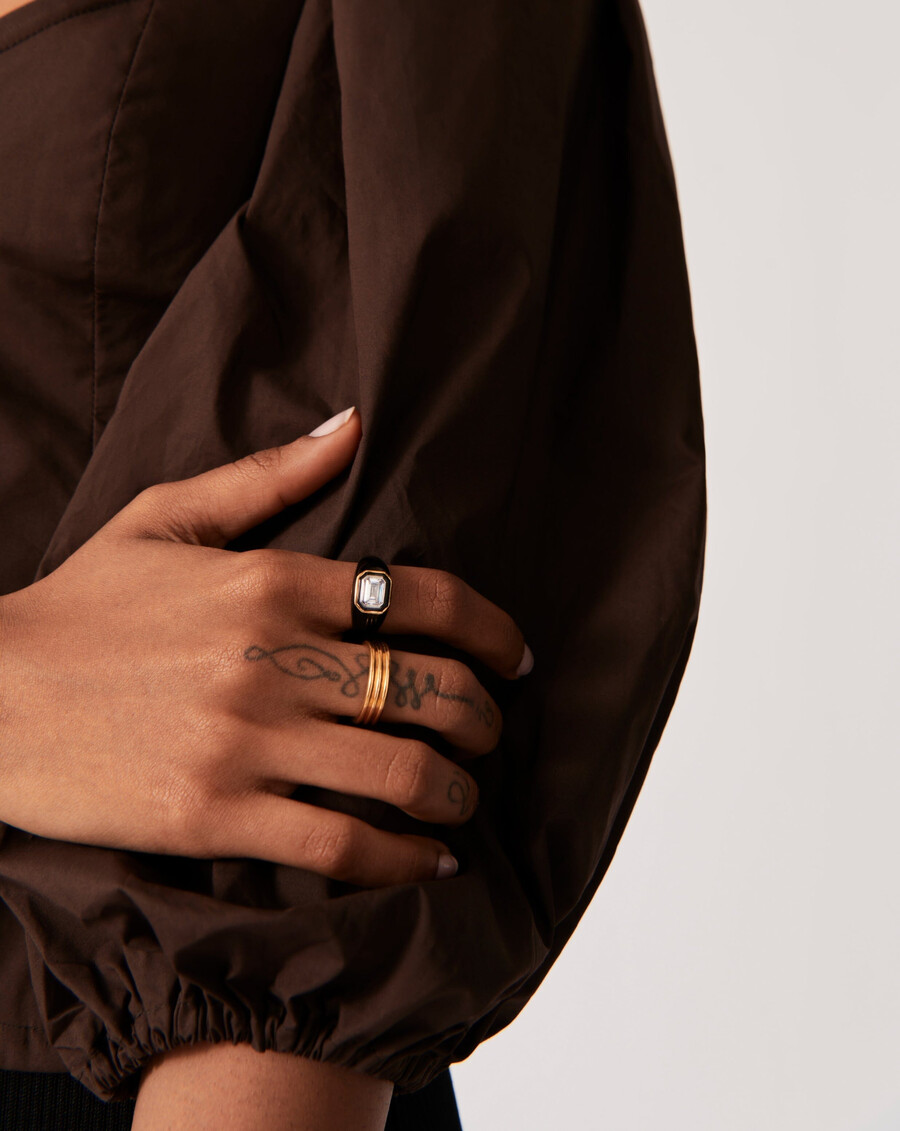 anillo con diseño de cúpula de esmalte y piedra