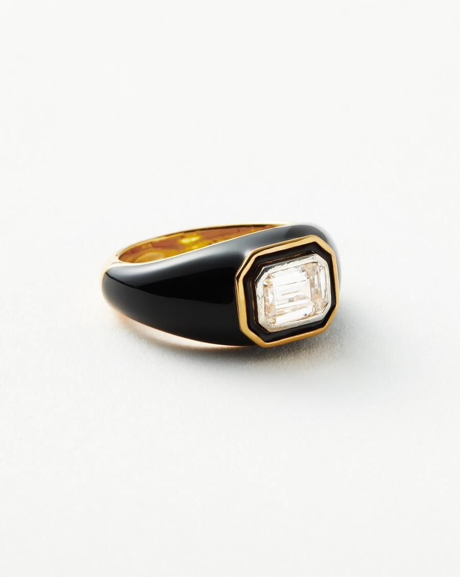 anillo con diseño de cúpula de esmalte y piedra