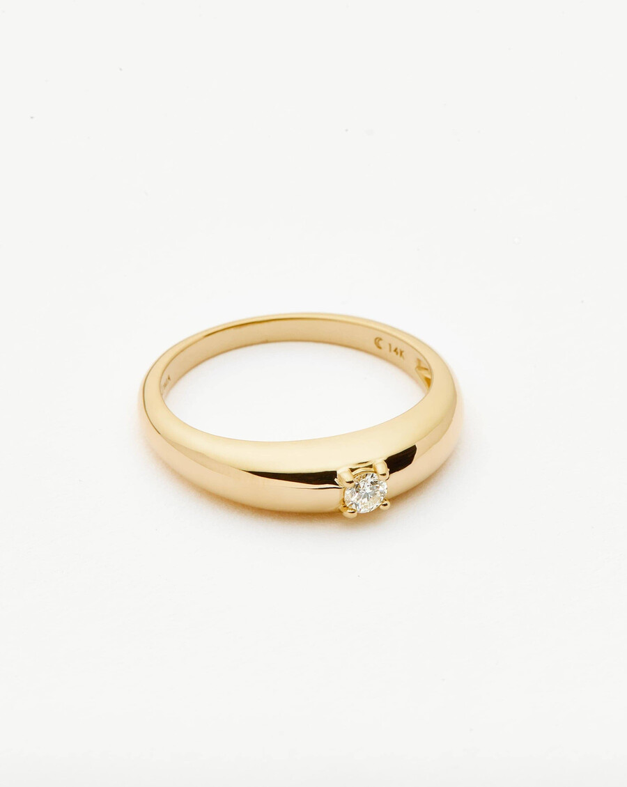 anillo clásico de oro macizo de 14 k con un diamante y cúpula