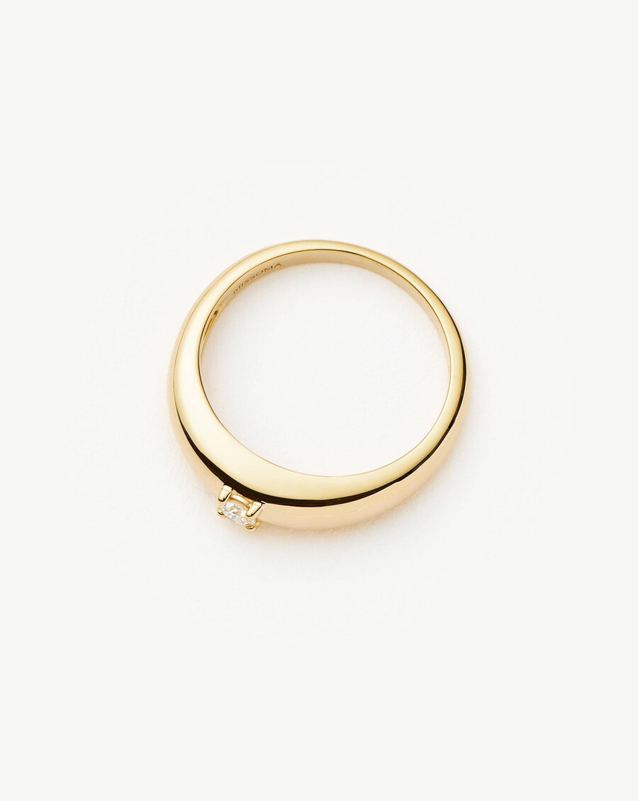 anillo clásico de oro macizo de 14 k con un diamante y cúpula