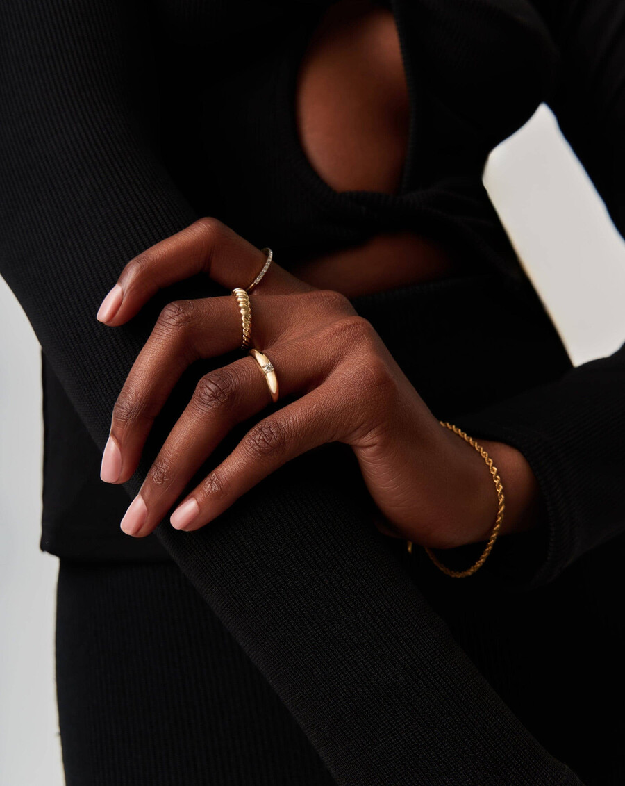 anillo clásico de oro macizo de 14 k con un diamante y cúpula