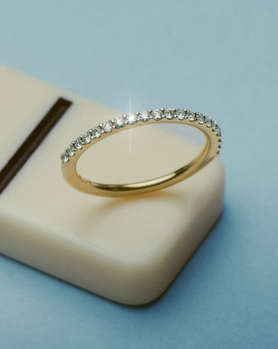 anillo fino y delgado de media eternidad