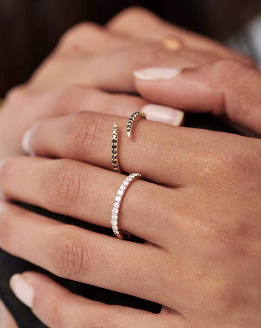 anillo fino y delgado de media eternidad