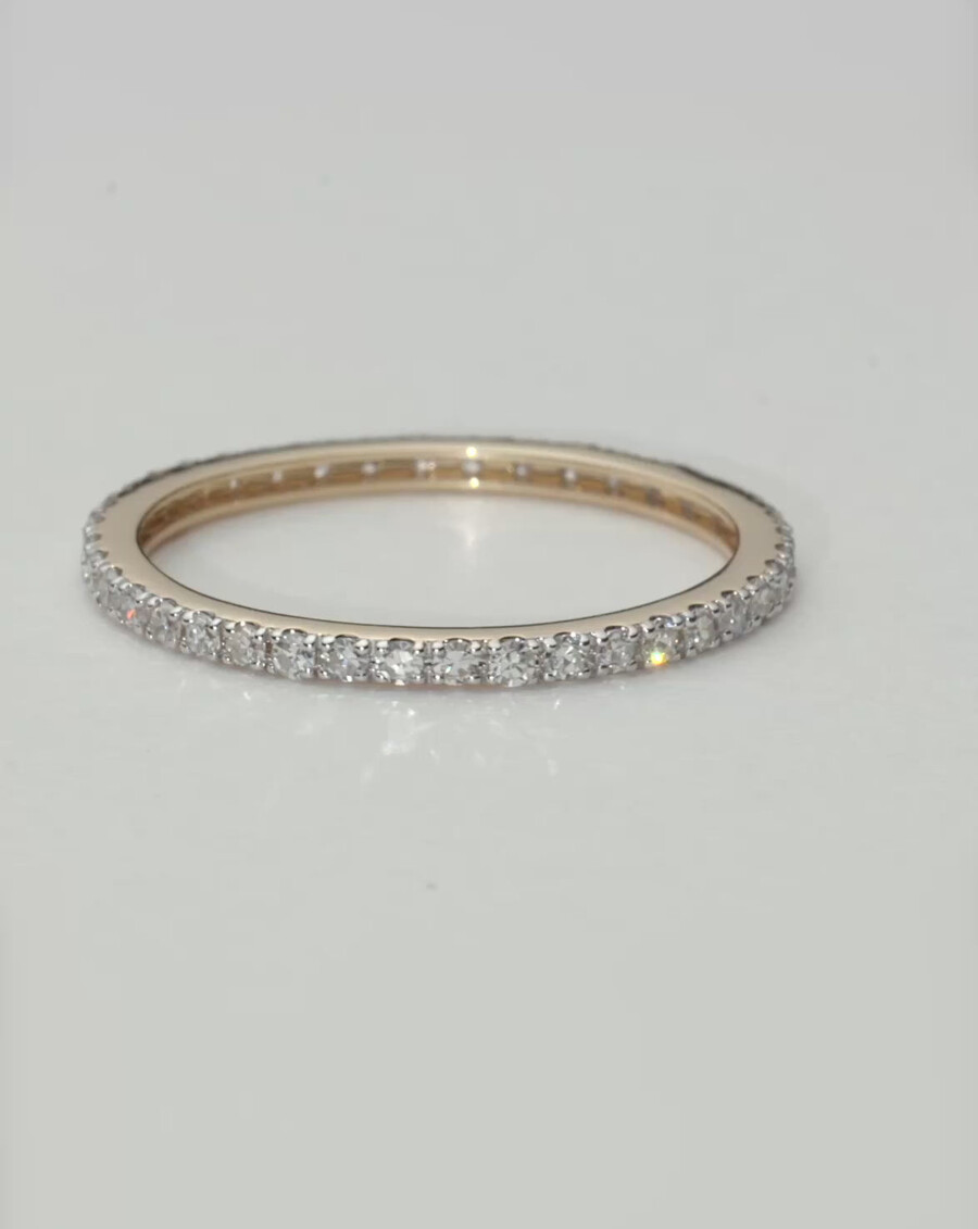 anillo de eternidad fino y delgado