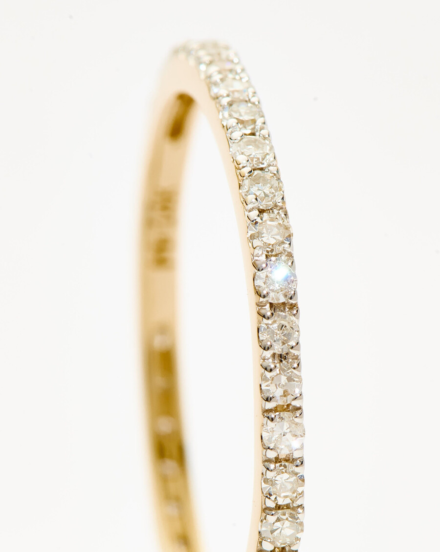 anillo de eternidad fino y delgado
