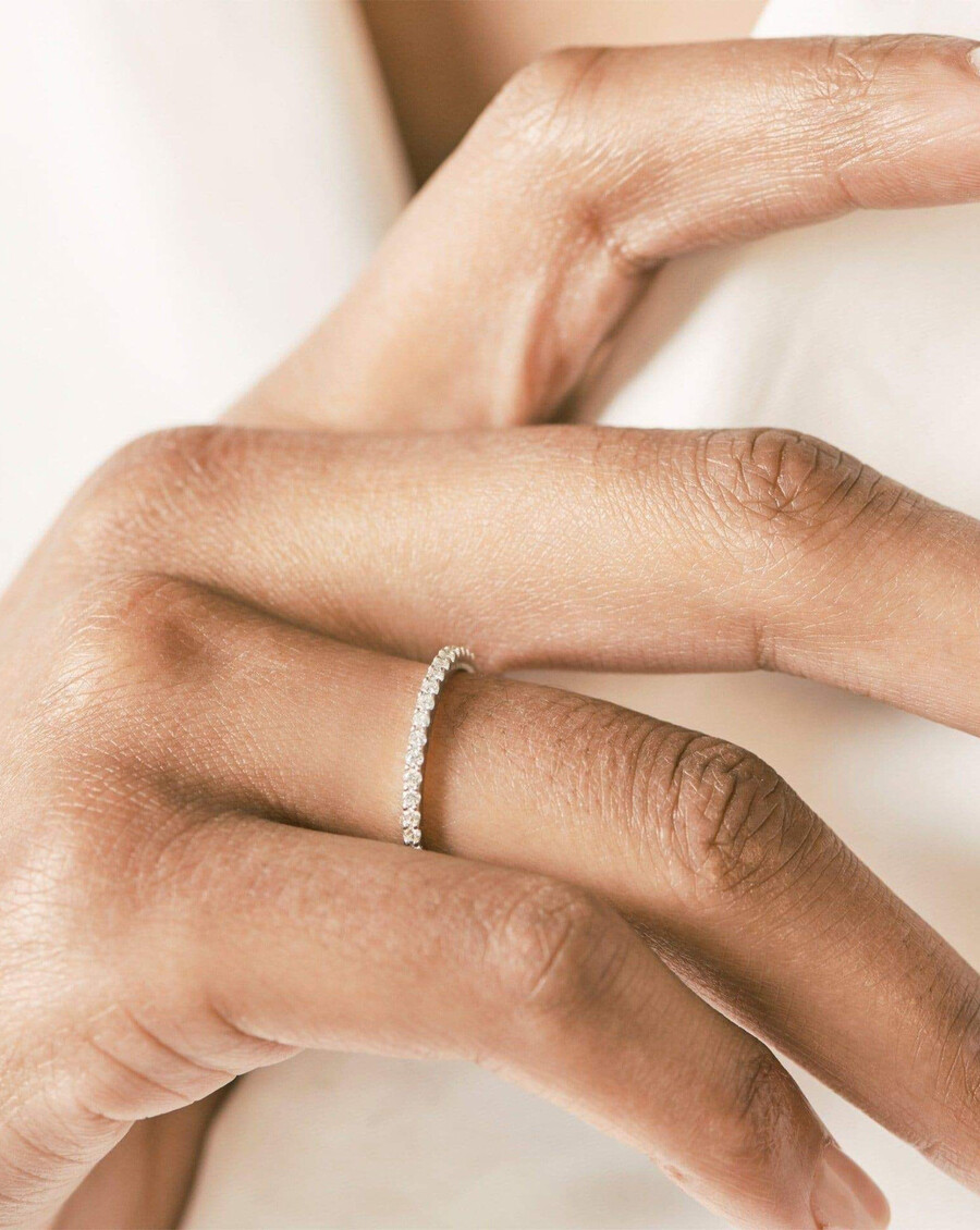 anillo de eternidad fino y delgado - oro blanco de 14 kdiamante