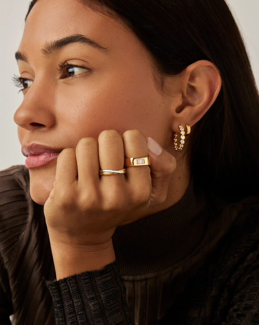 anillo lucy williams de triple piedra - oro