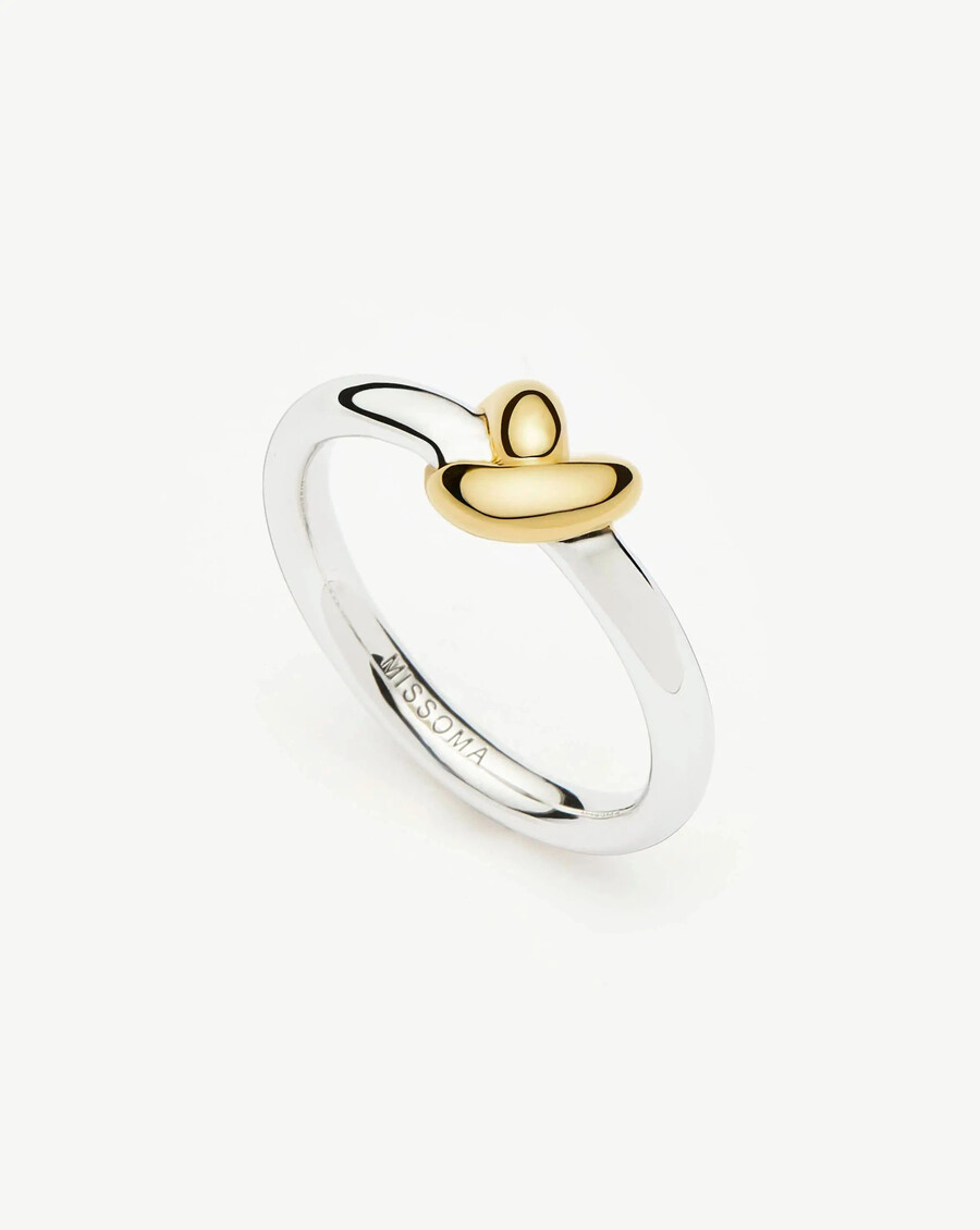 anillo apilable con nudo de lucy williams - oro y plata