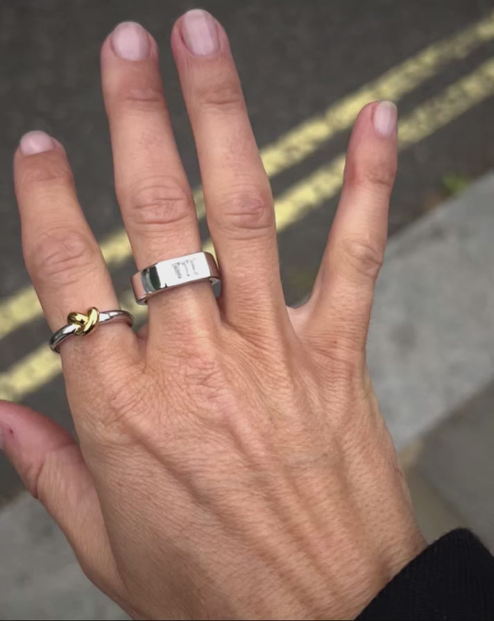anillo apilable con nudo de lucy williams - oro y plata
