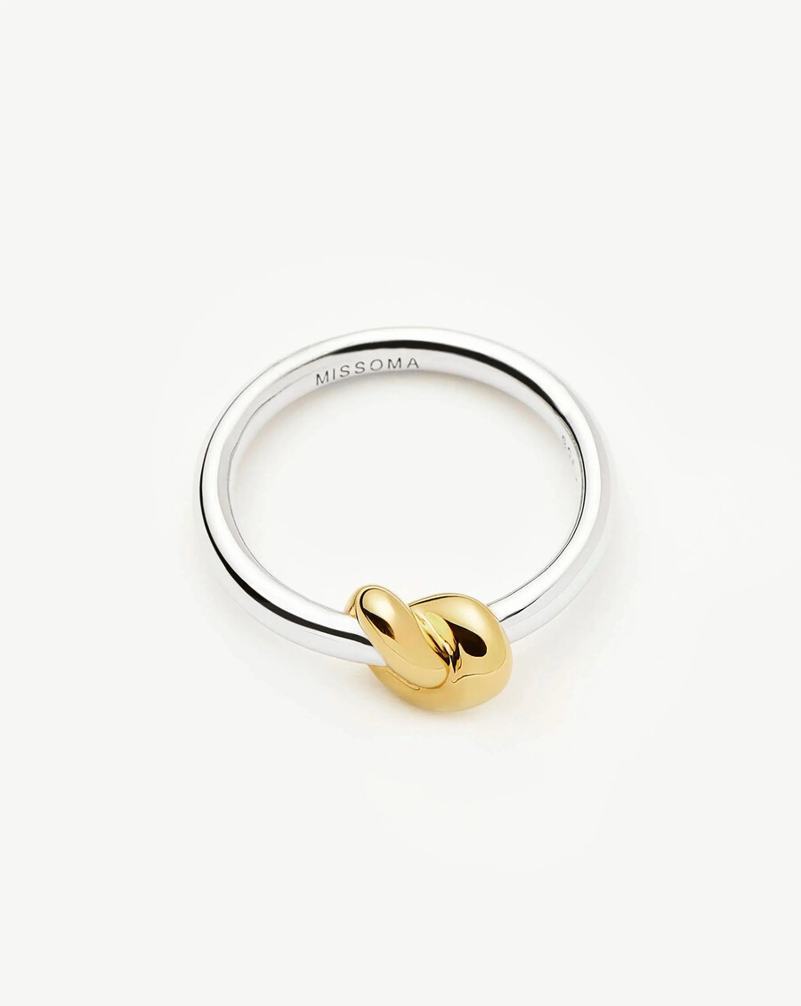 anillo apilable con nudo de lucy williams - oro y plata