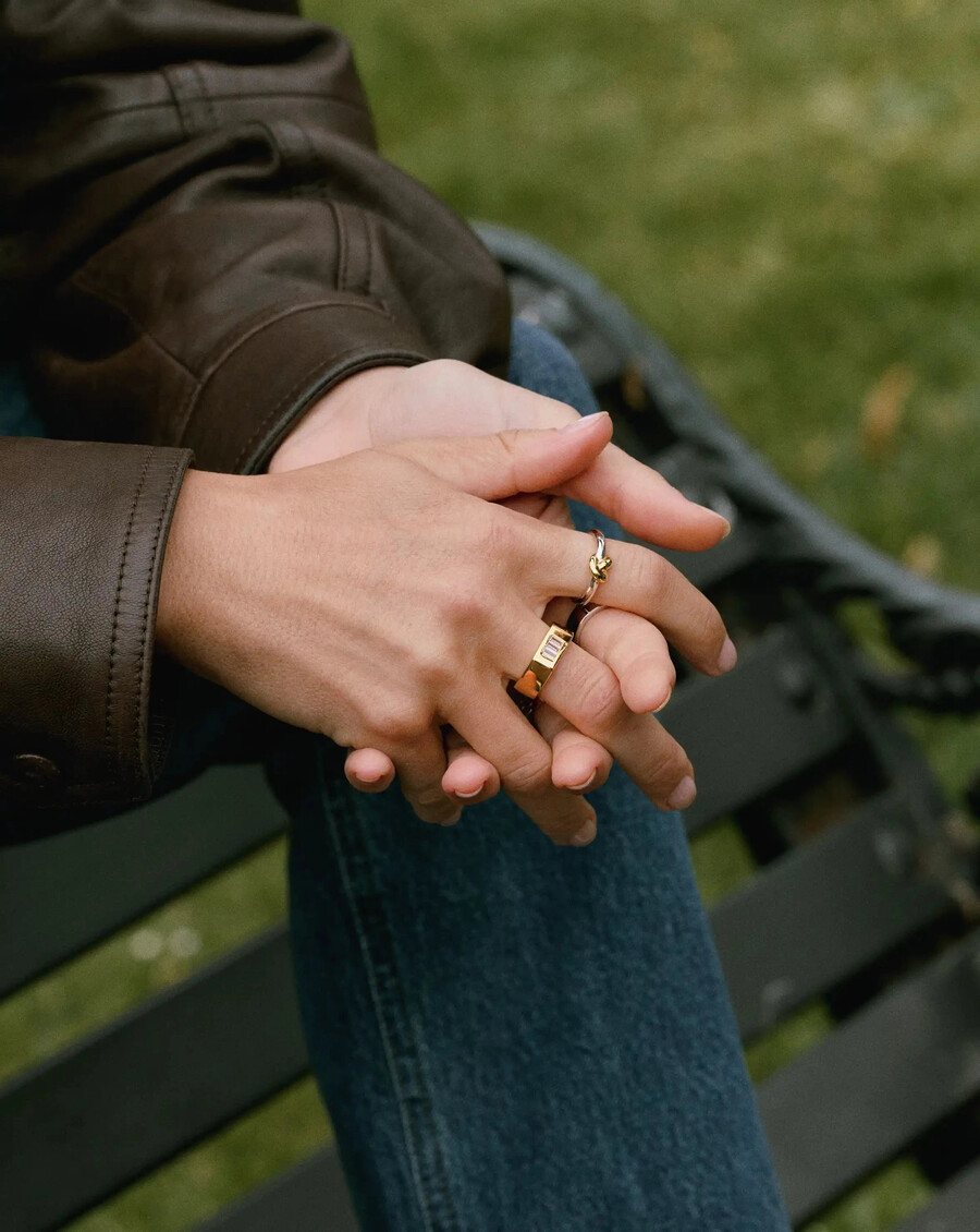 anillo apilable con nudo de lucy williams - oro y plata