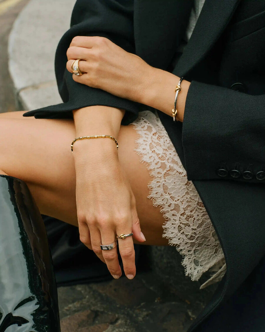 anillo apilable con nudo de lucy williams - oro y plata