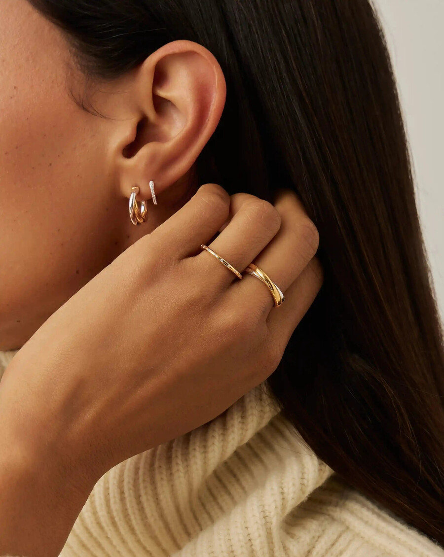 anillo entrelazado de lucy williams - oro y plata