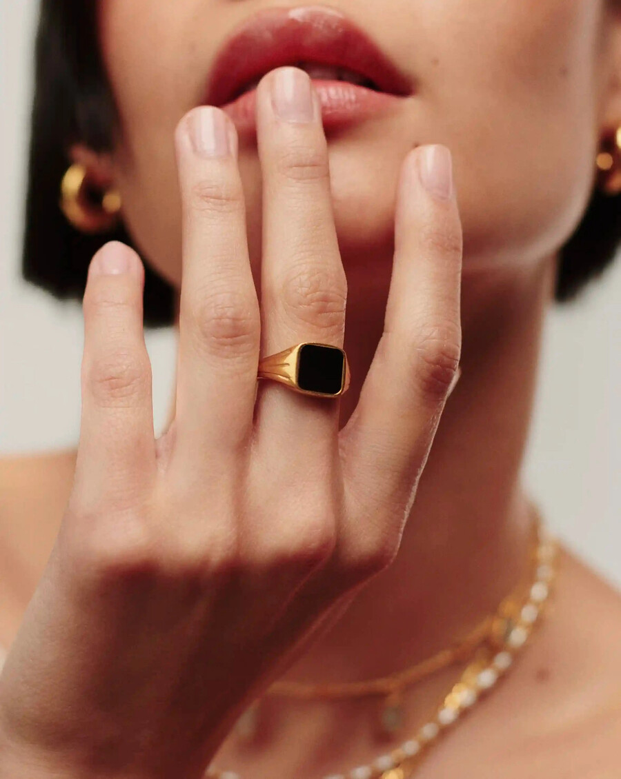 anillo de sello cuadrado de lucy williams