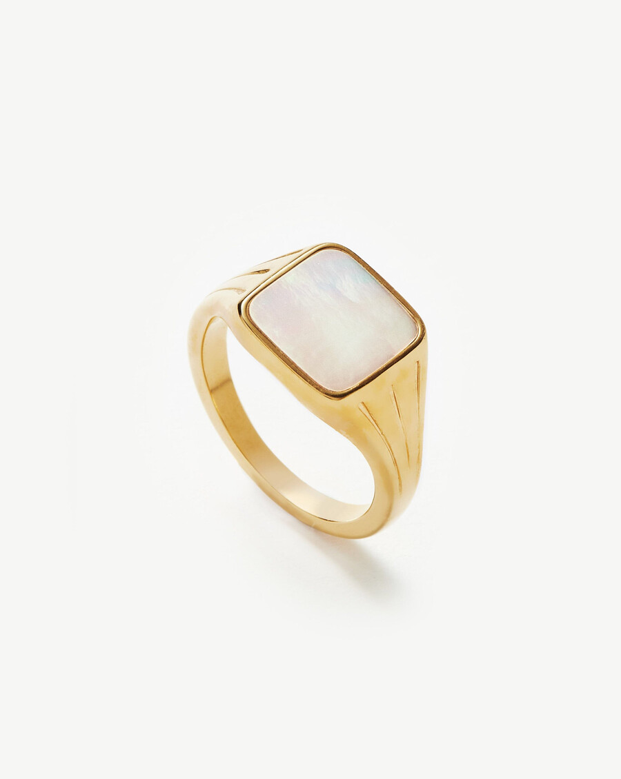 anillo de sello cuadrado de lucy williams