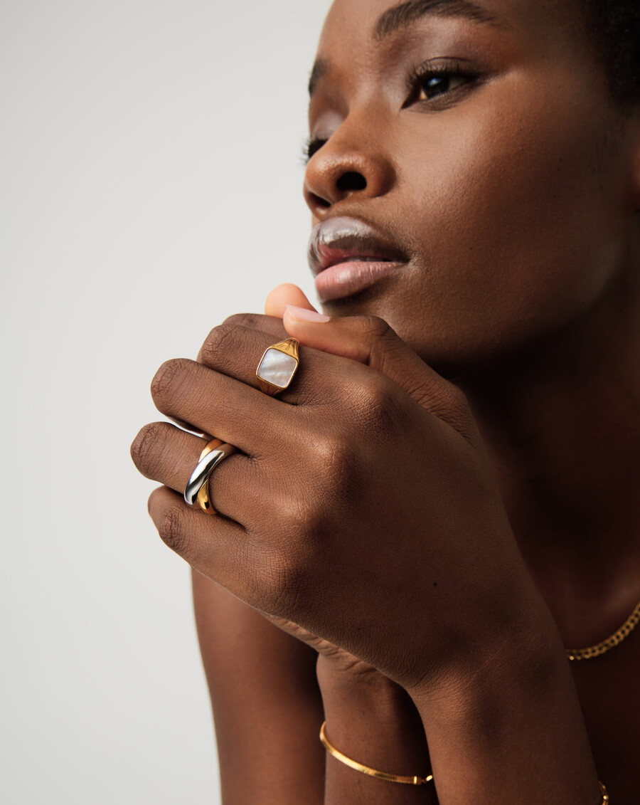 anillo de sello cuadrado de lucy williams