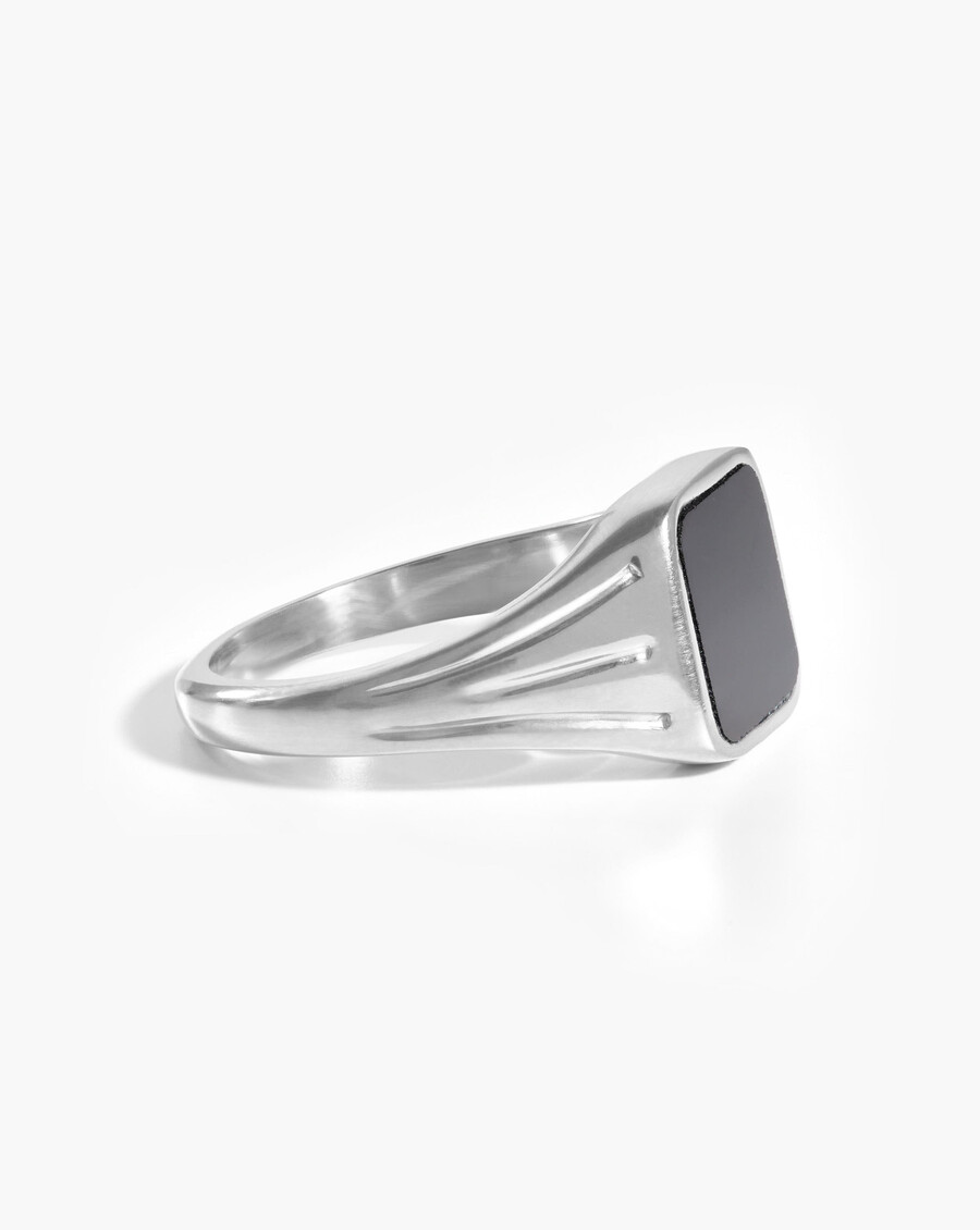 anillo de sello cuadrado de lucy williams