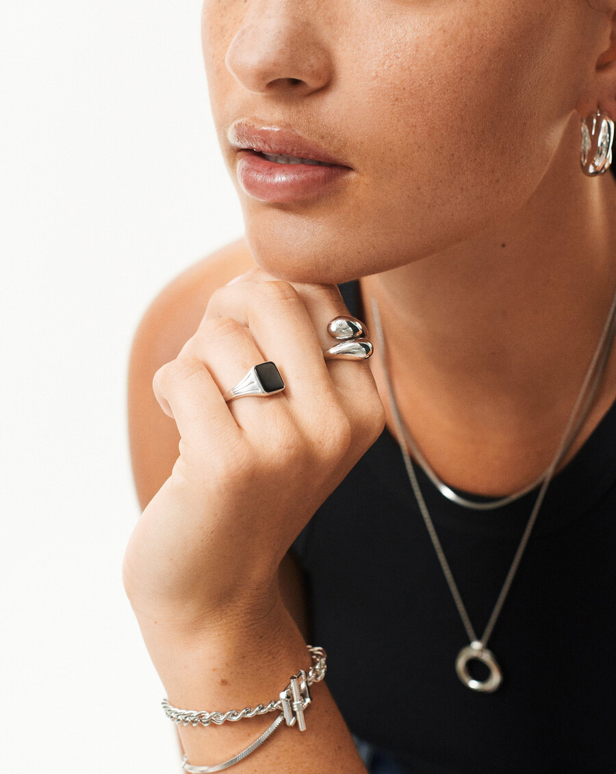 anillo de sello cuadrado de lucy williams