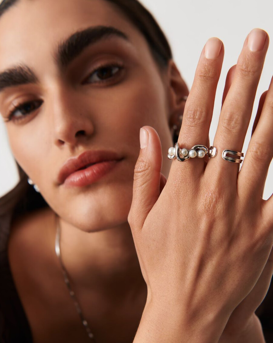 anillo apilable trenzado de perla fundida