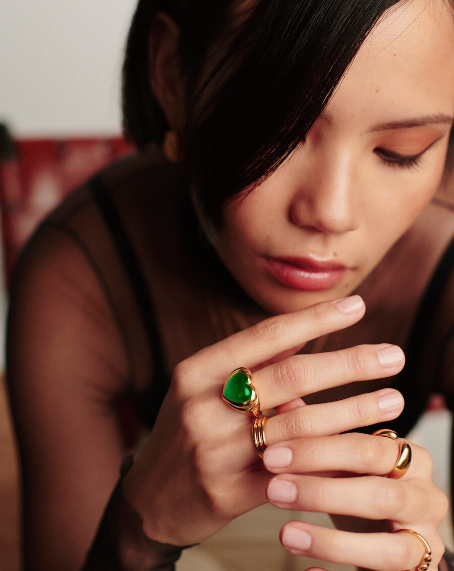 anillo de piedras preciosas con forma de corazón de gelatina