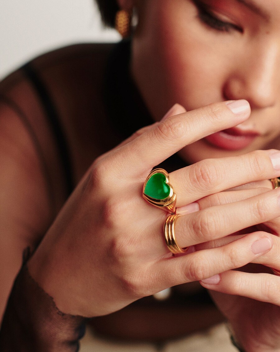 anillo de piedras preciosas con forma de corazón de gelatina