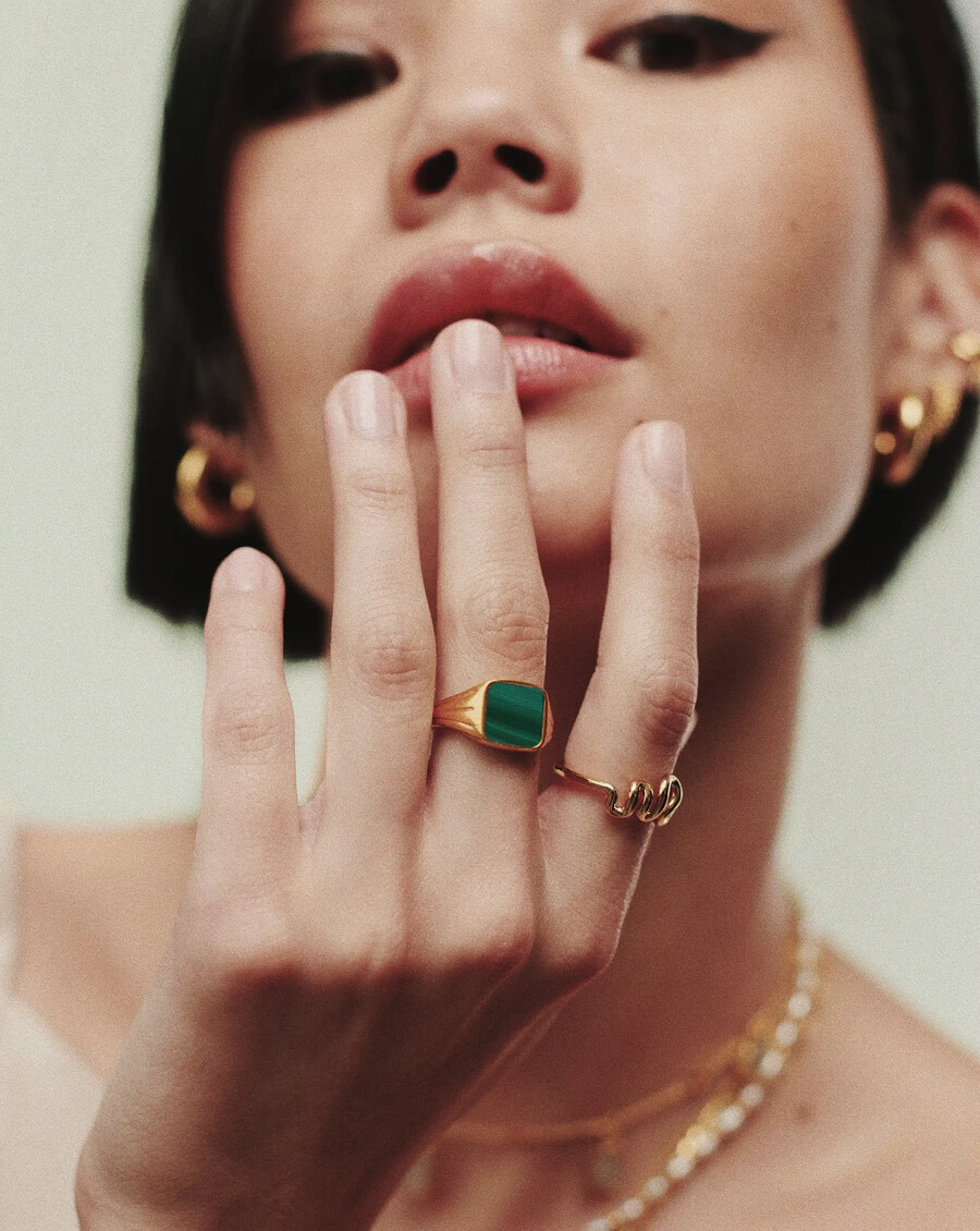 anillo de sello cuadrado de lucy williams