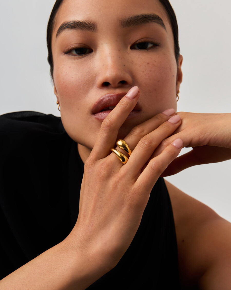 anillo cruzado escultural savi - oro vermeil de 18 k