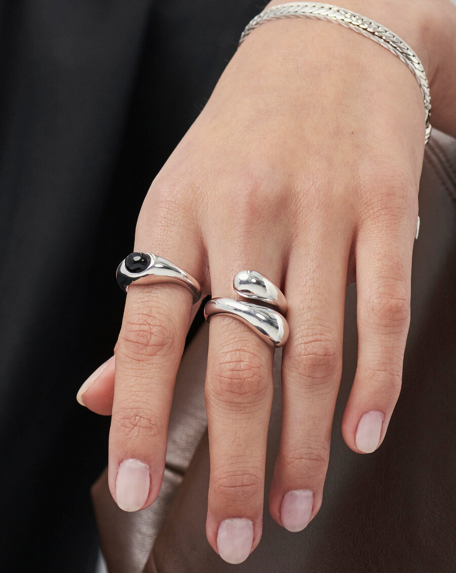 anillo apilable con piedras preciosas esculturales savi