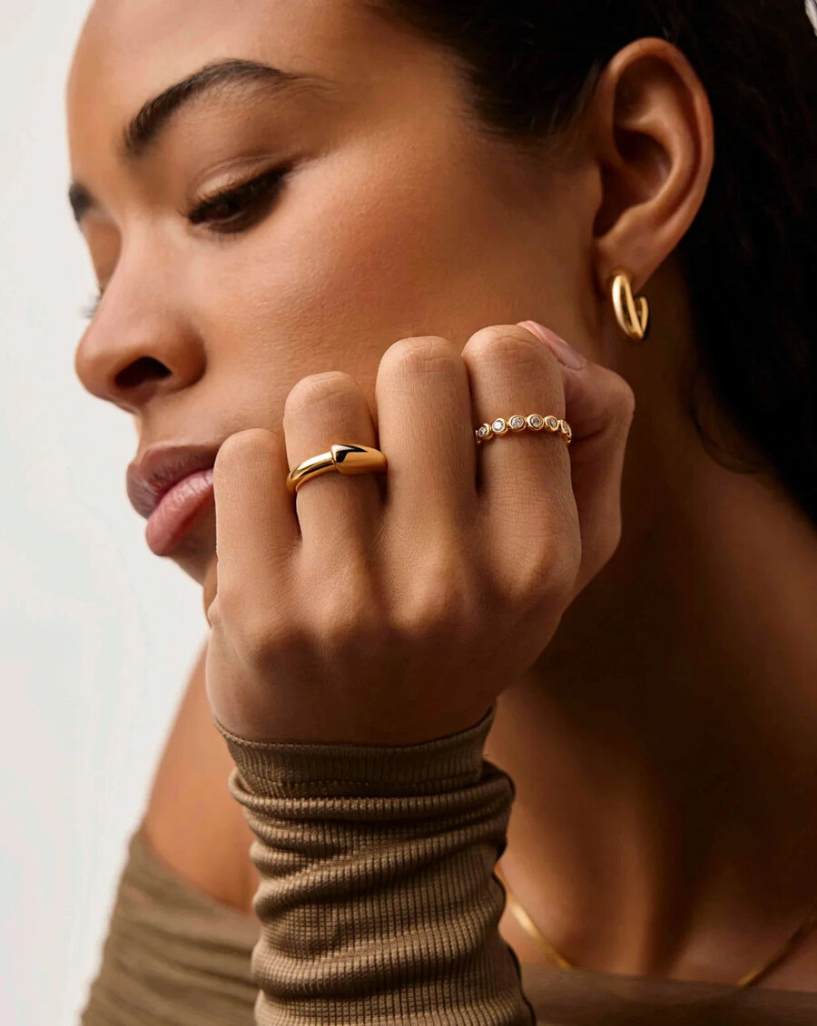 anillo apilable con cresta escultural - oro