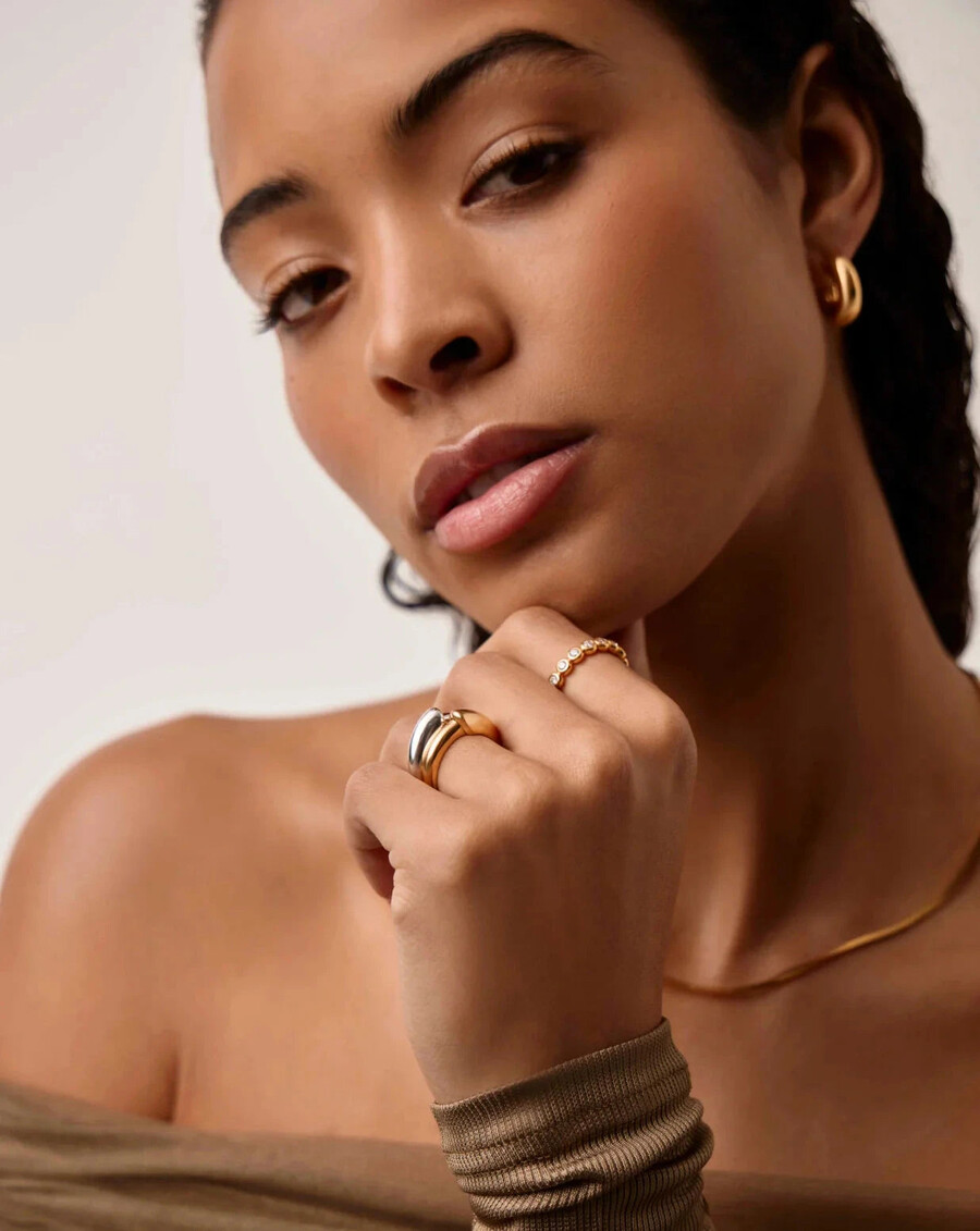 anillo apilable con cresta escultural - oro