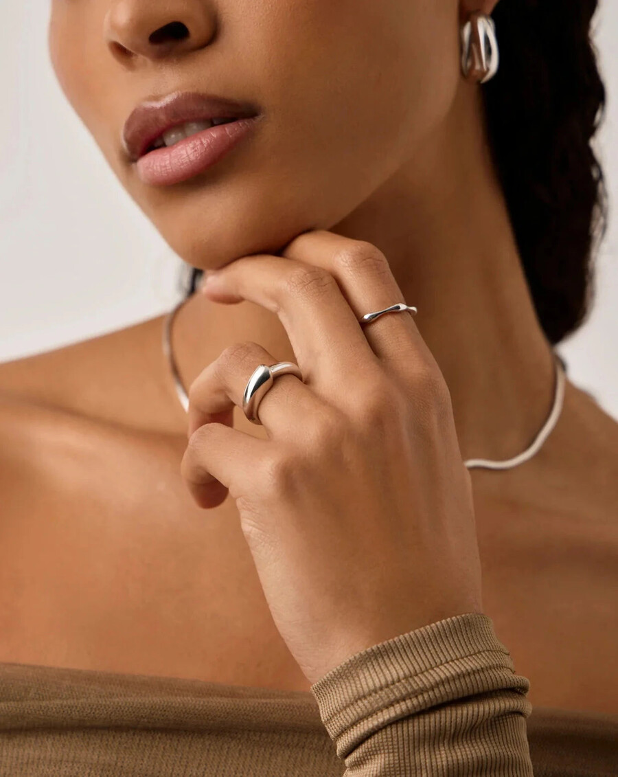 anillo apilable con cresta escultural - plata