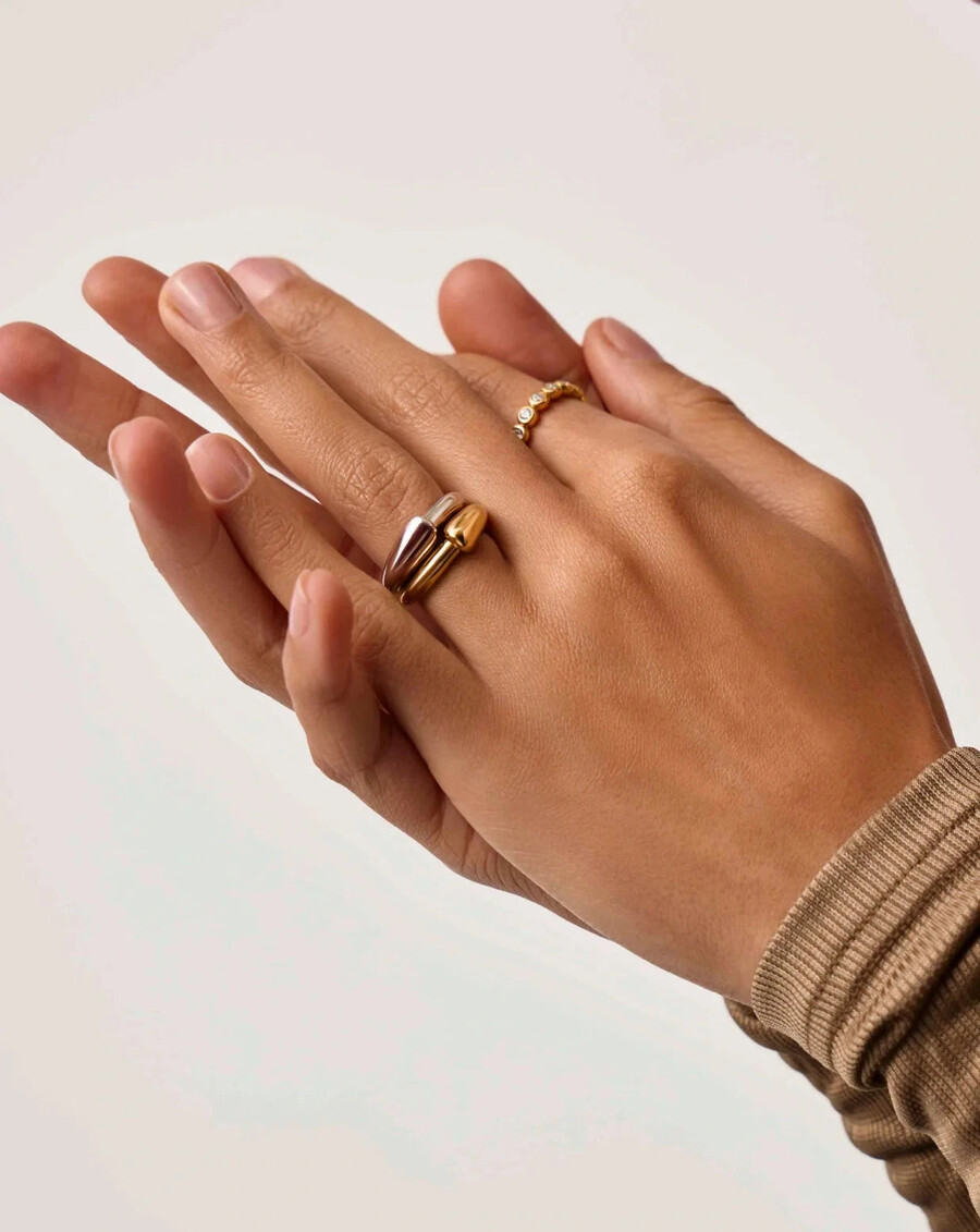 anillo apilable con cresta escultural - plata