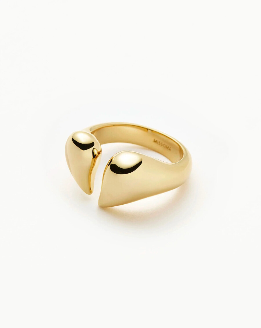 anillo llamativo de corazón fundido