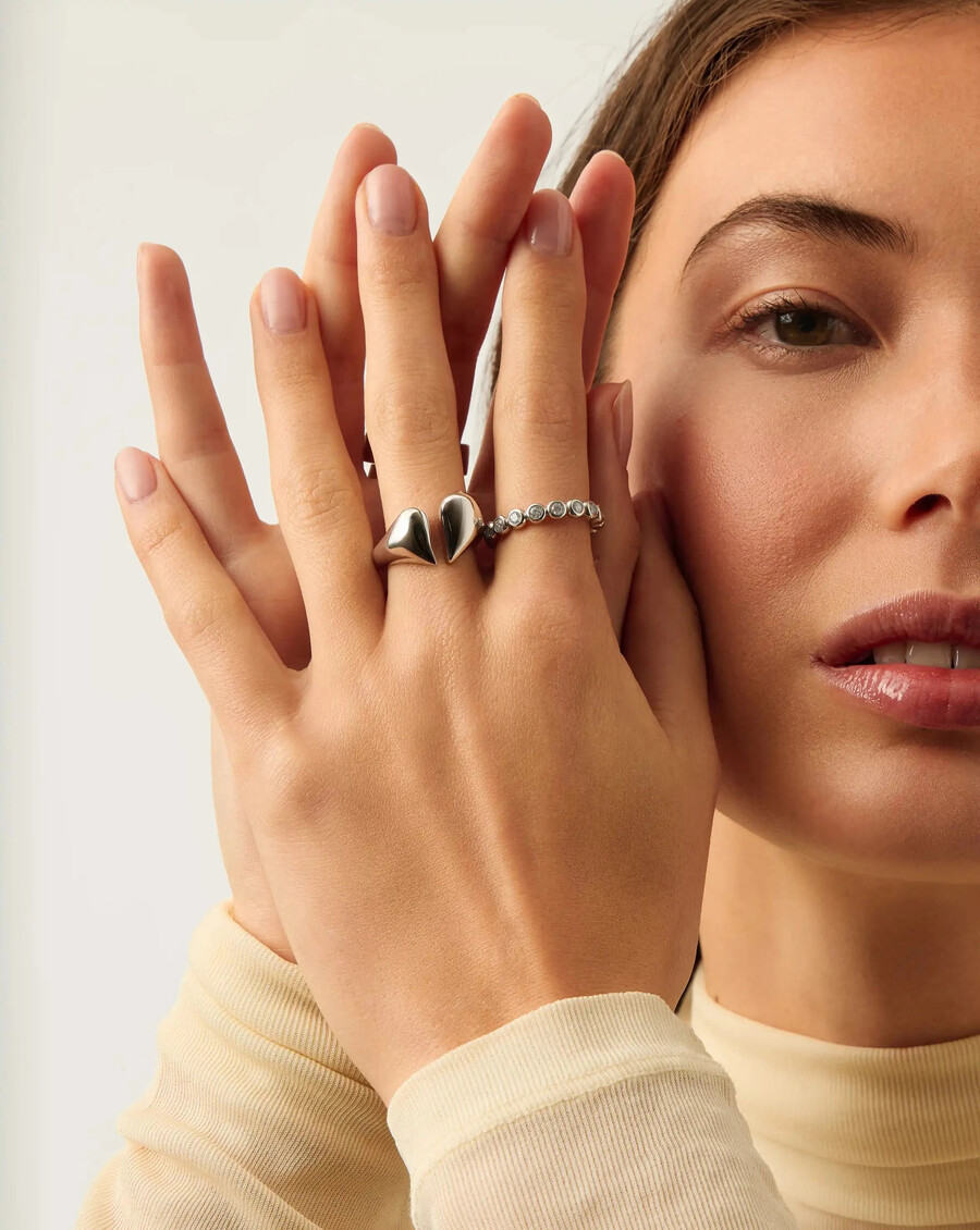 anillo llamativo de corazón fundido