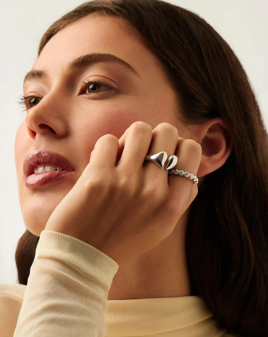 anillo llamativo de corazón fundido