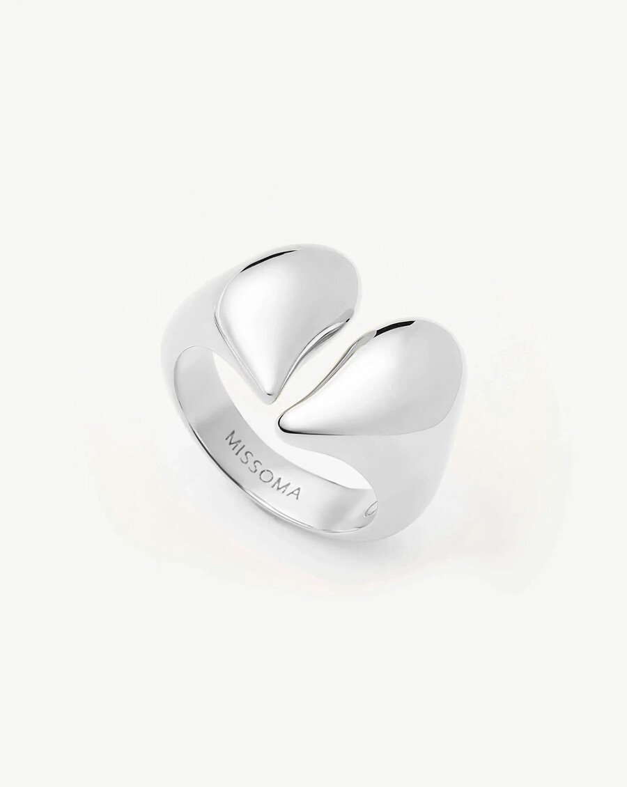 anillo llamativo de corazón fundido