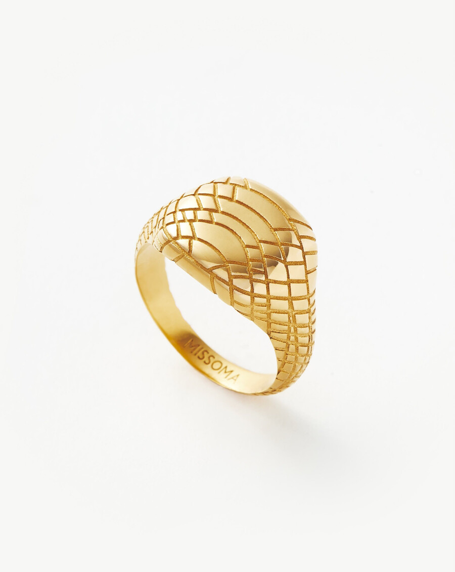 anillo de sello con textura de serpiente - chapado en oro de 18 k