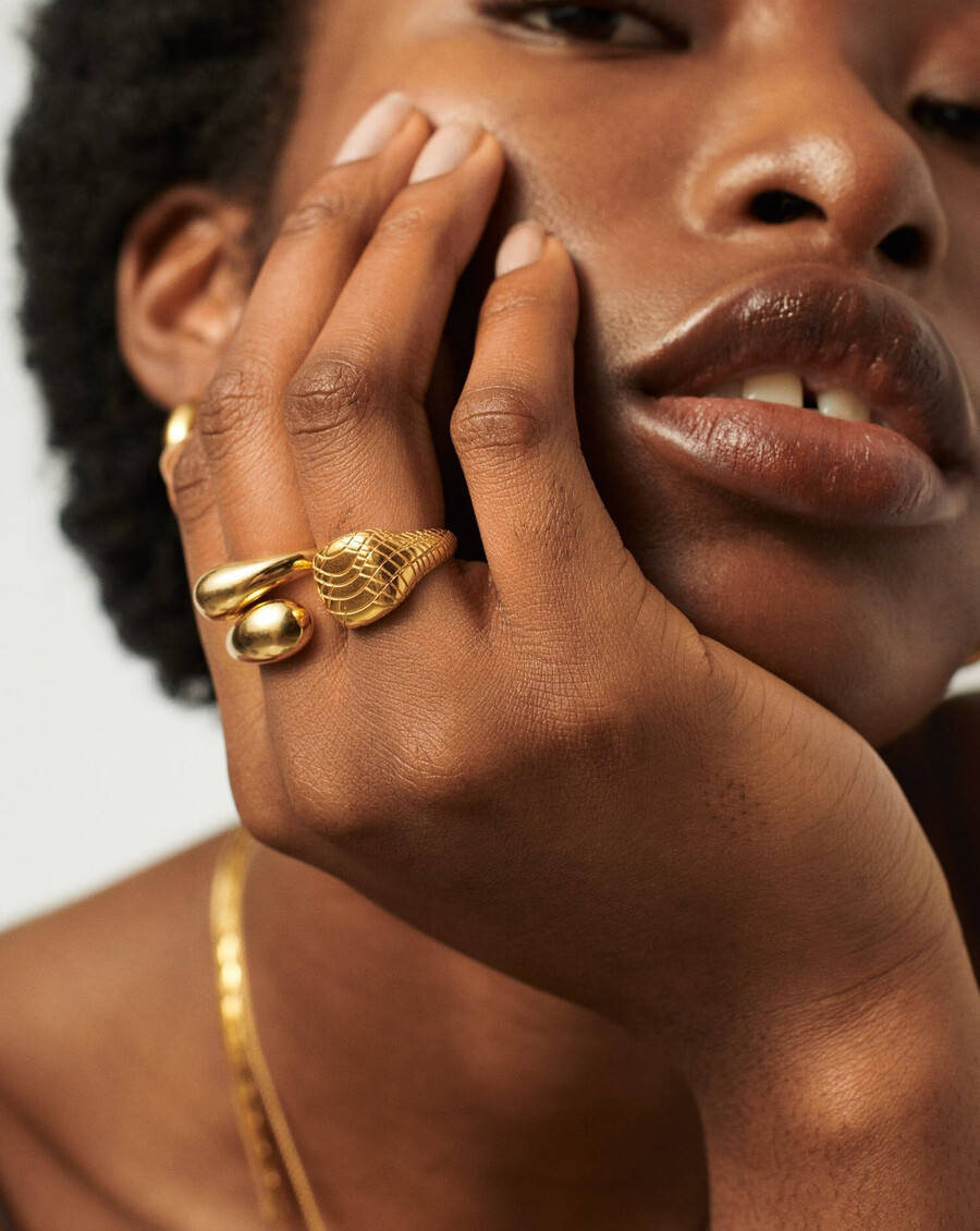 anillo de sello con textura de serpiente - chapado en oro de 18 k